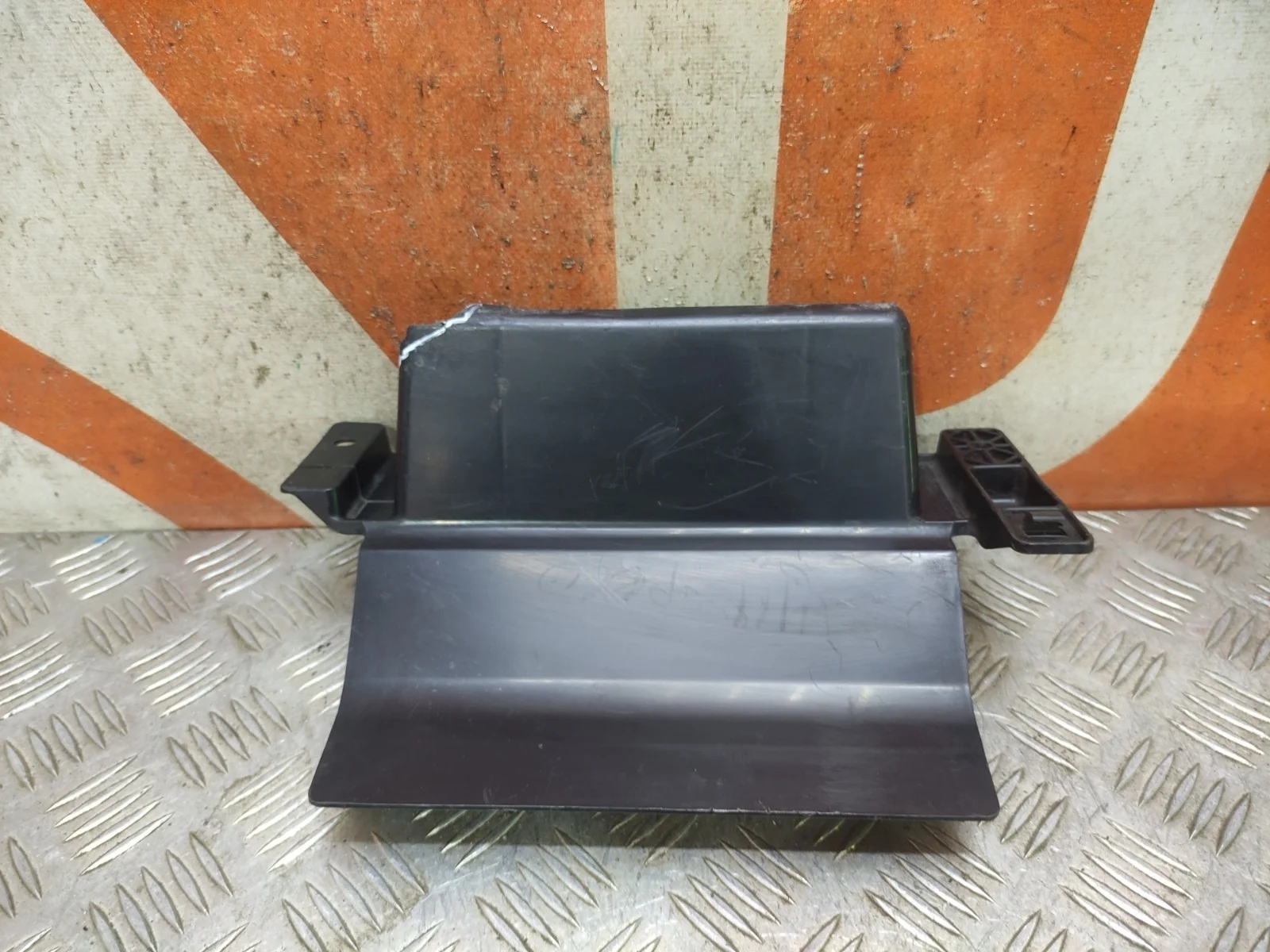 Кронштейн решетки радиатора Mitsubishi Outlander 2014-нв 3