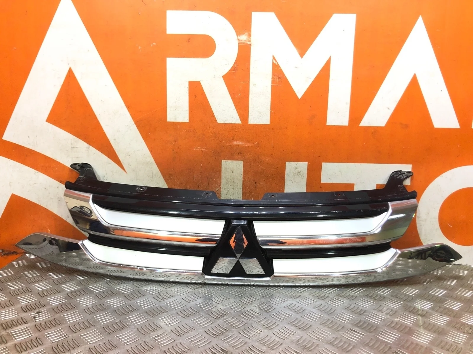 Решетка радиатора Mitsubishi Outlander 2015-2018 3