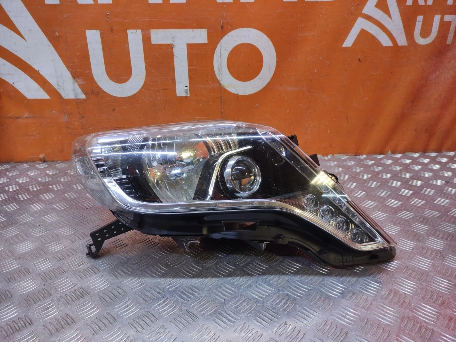 Фара Toyota Land Cruiser Prado 2013-2017 150