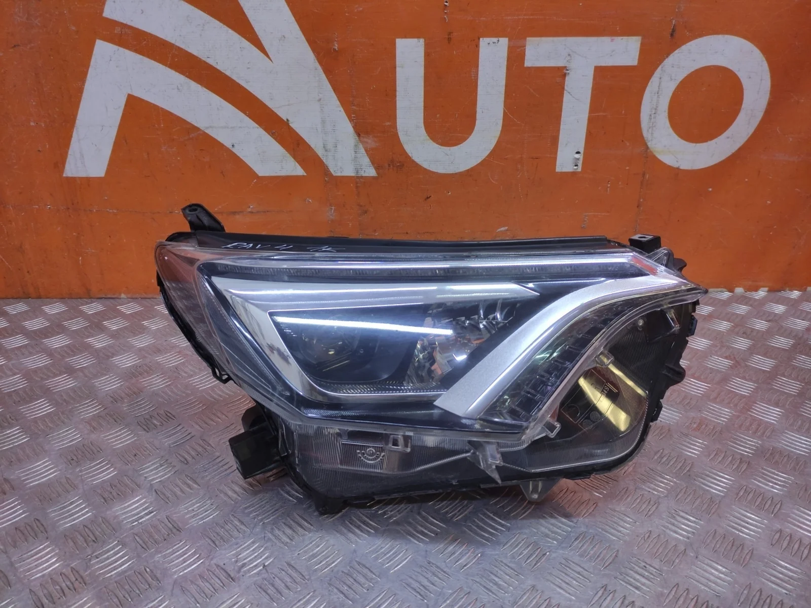 Фара toyota RAV4 2015-2019 CA40