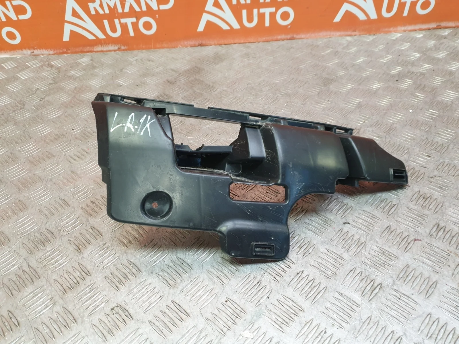 Кронштейн форсунки фароомывателя Land Rover Range Sport 2017-нв L494