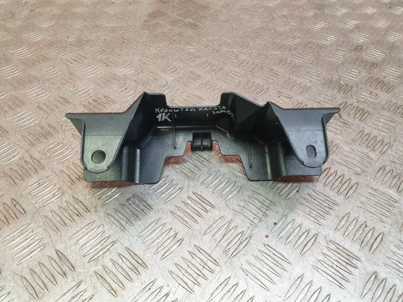 Кронштейн замка капота Toyota Land Cruiser 2015-2021 200