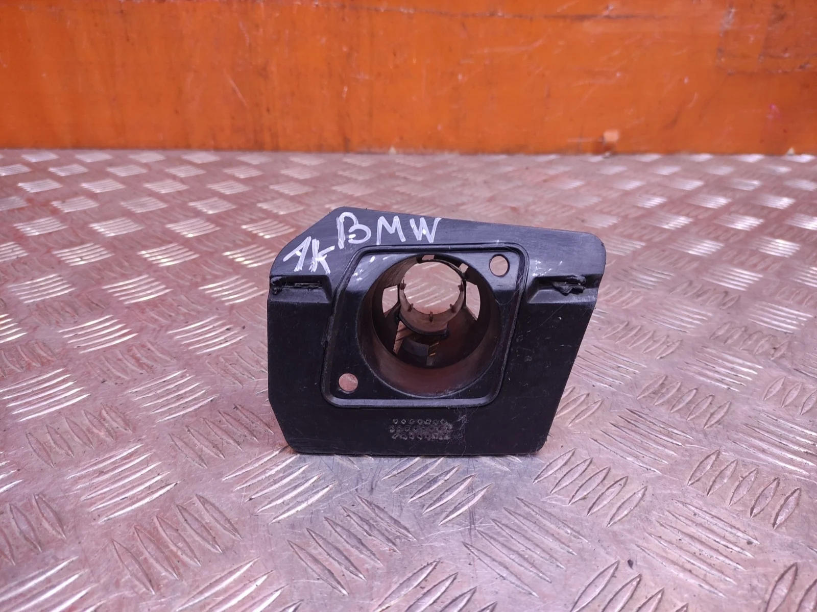 Кронштейн форсунки фароомывателя BMW X5 2013-2018 F15