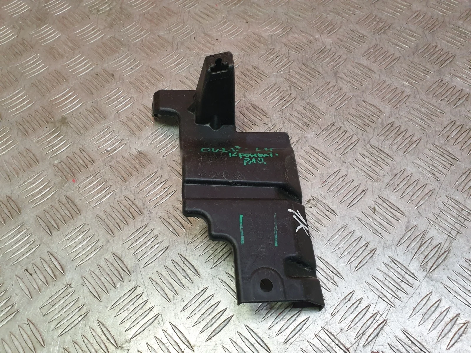 Кронштейн решетки радиатора верхний Mitsubishi Outlander 2012-нв 3