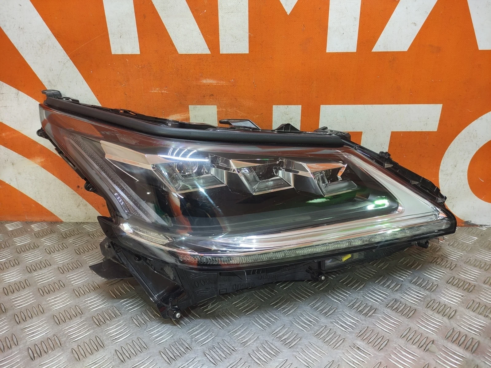 Фара Lexus LX 2015-2023 URJ200