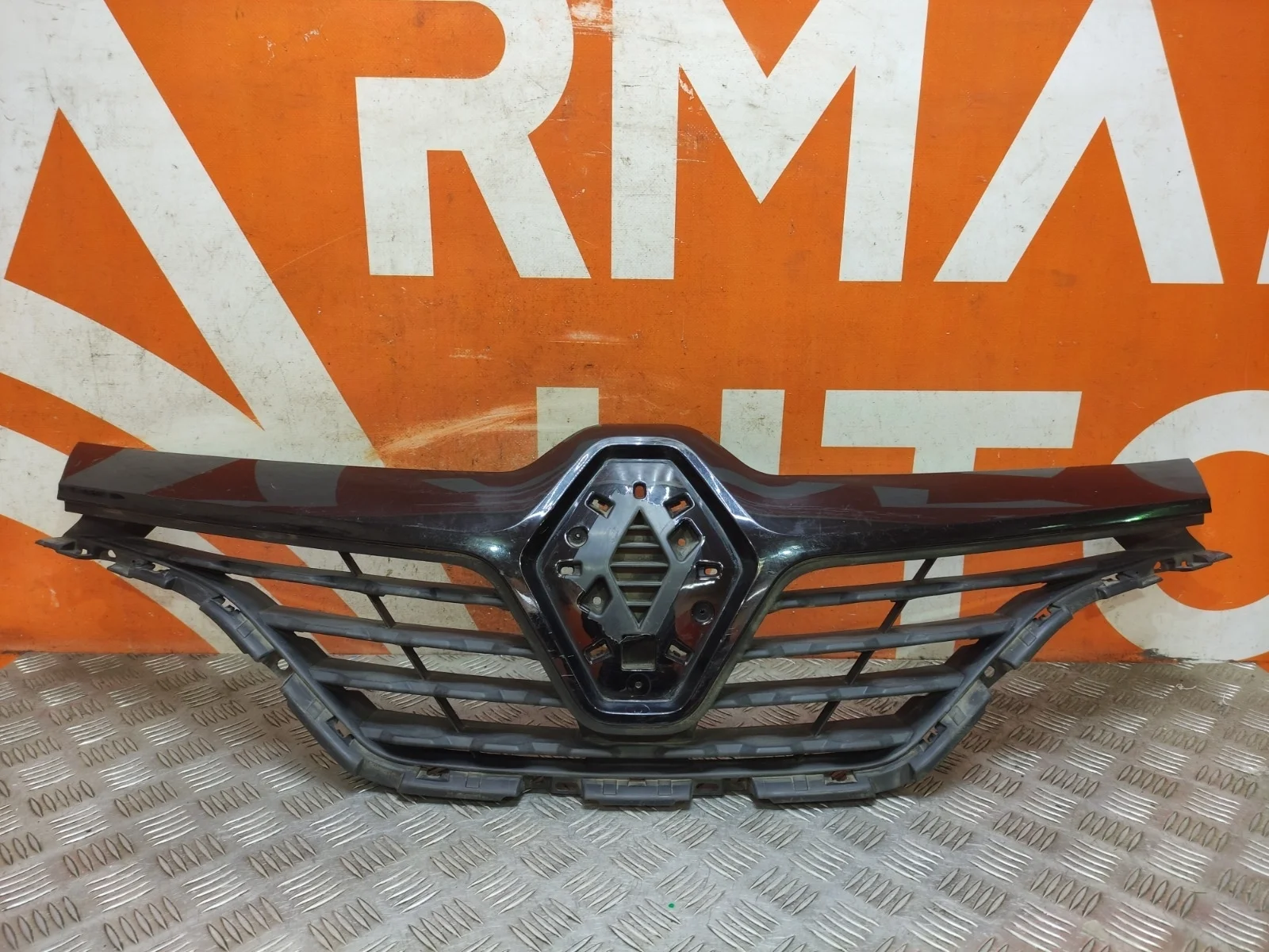 Решетка радиатора Renault Kaptur 2016-нв