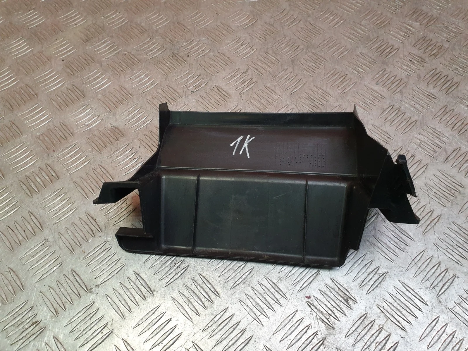 Кронштейн решетки радиатора Mitsubishi Outlander 2014-нв 3