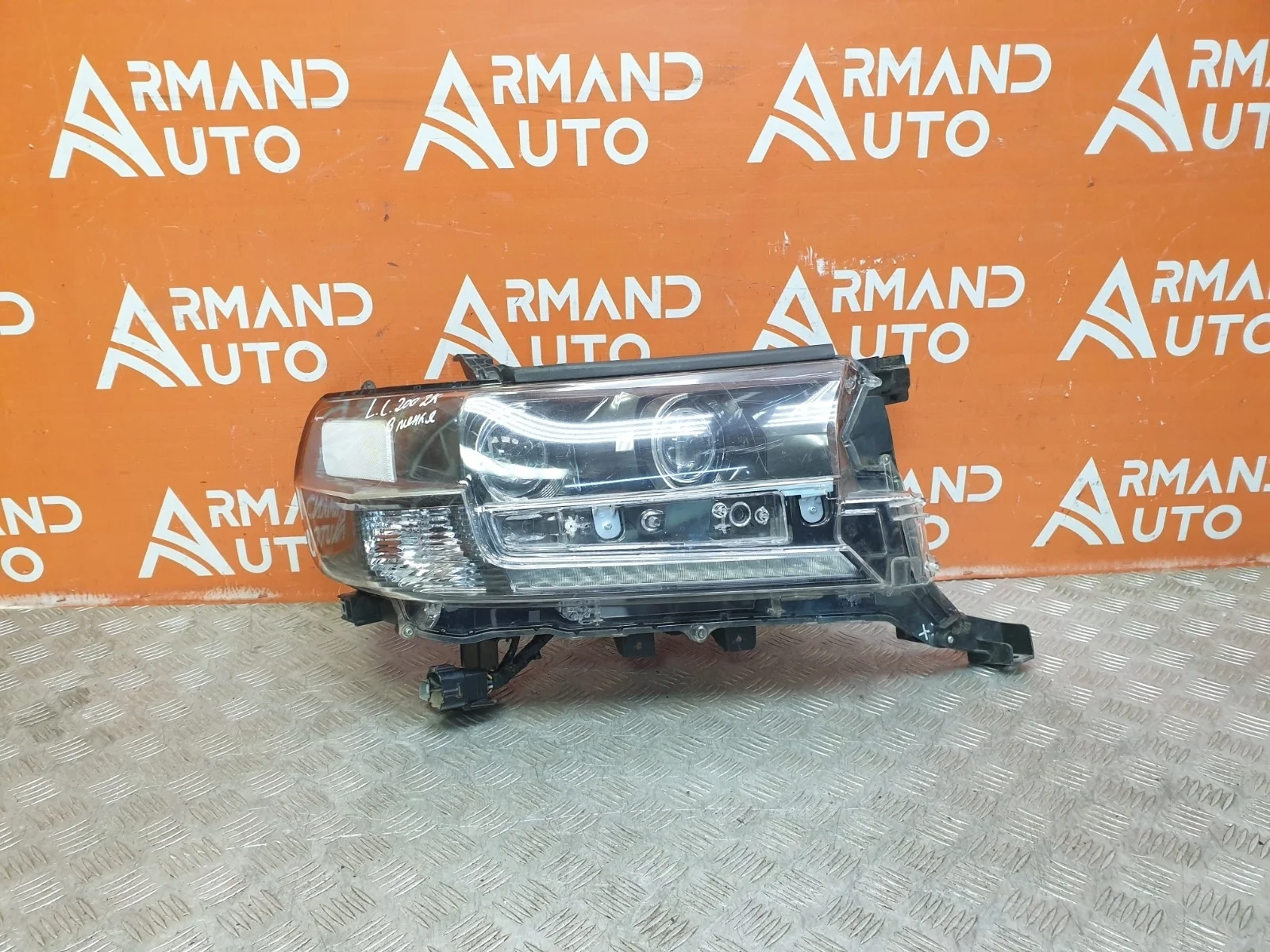 Фара Toyota Land Cruiser 2015-2021 200