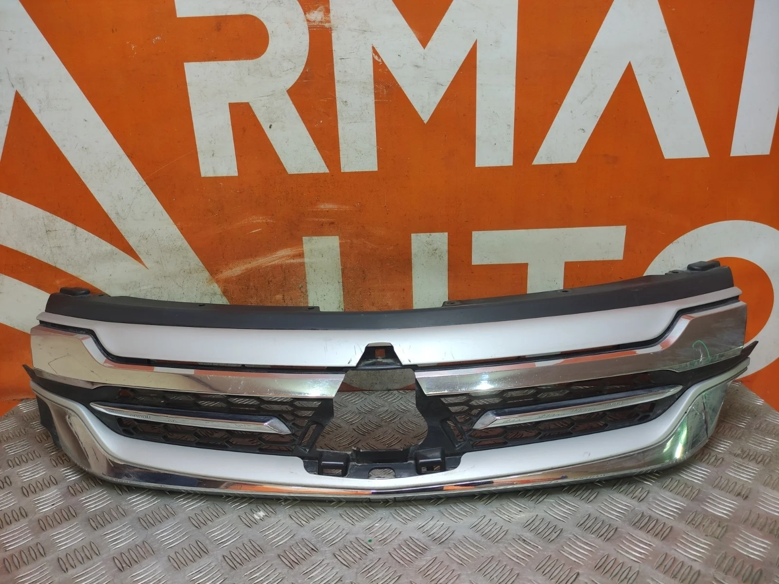 Решетка радиатора Mitsubishi Pajero Sport 2015-2021 3