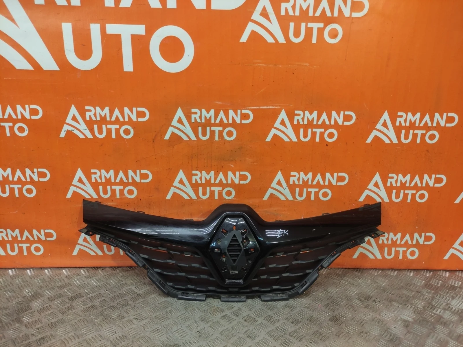 Решетка радиатора RENAULT Kaptur 2016-нв