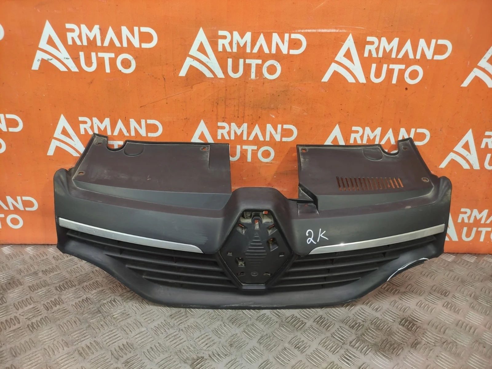 Решетка радиатора Renault Logan 2012-2018