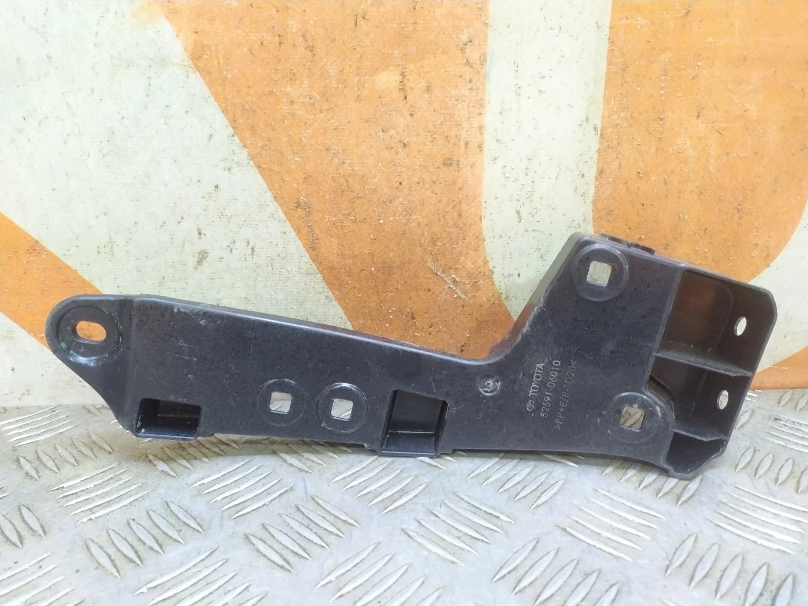 Кронштейн бампера Toyota Camry 2017-нв 8 XV70