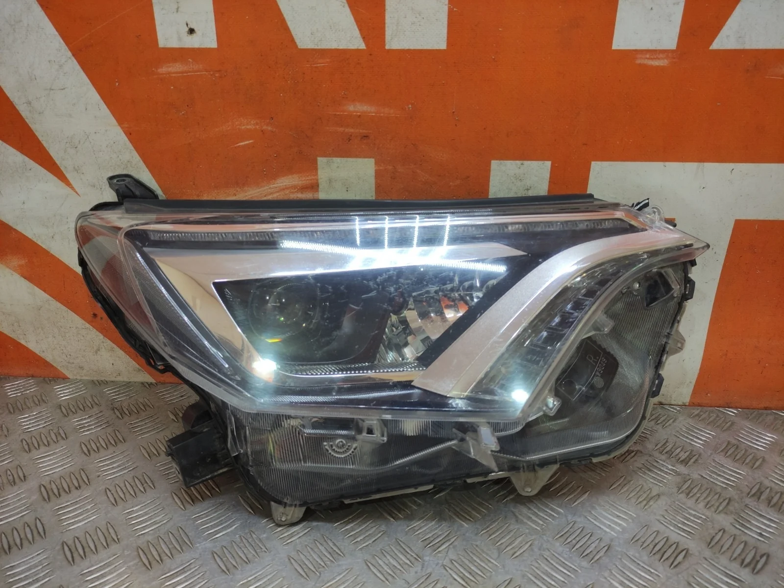 Фара Toyota RAV4 2015-2019 CA40