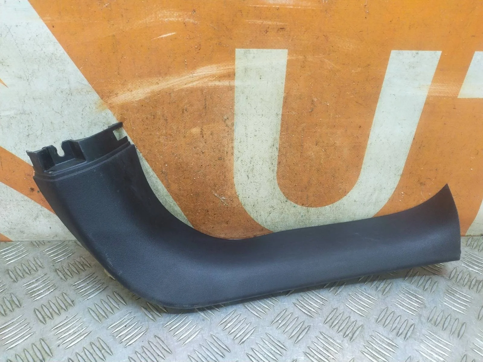 Обшивка двери багажника верхняя Mitsubishi Outlander 2012-нв 3