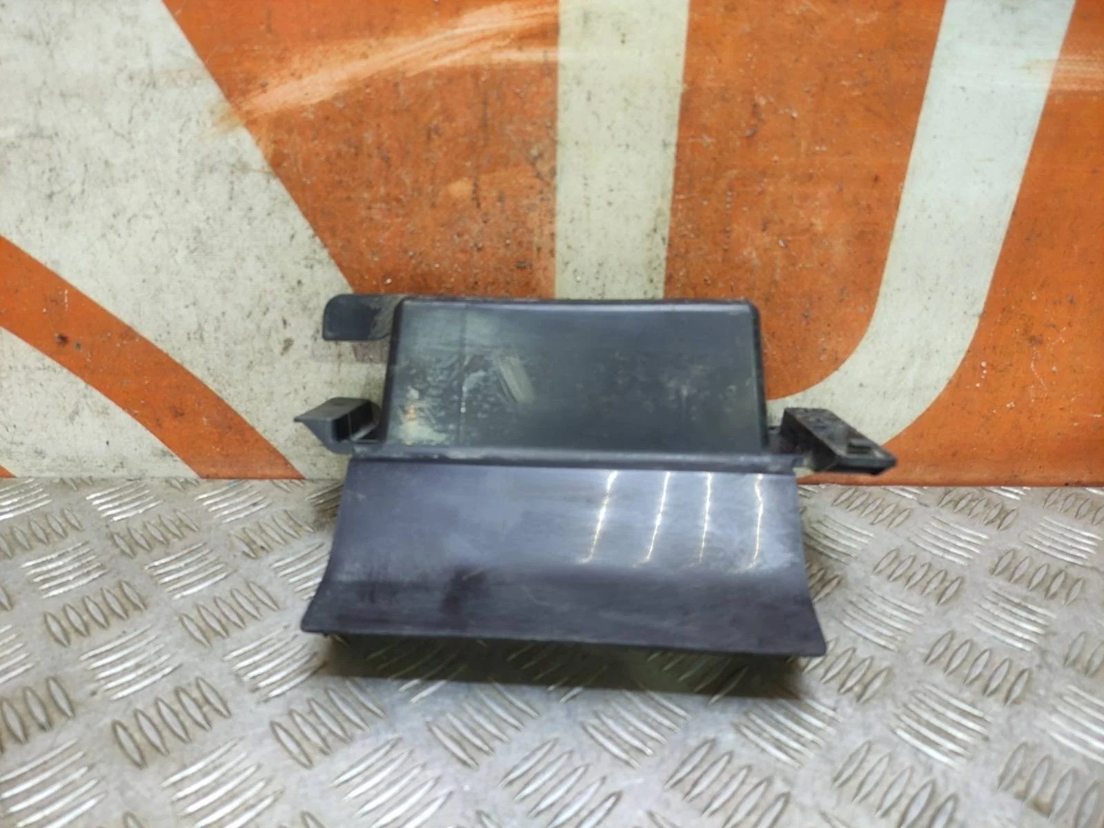 Кронштейн решетки радиатора Mitsubishi Outlander 2014-нв 3