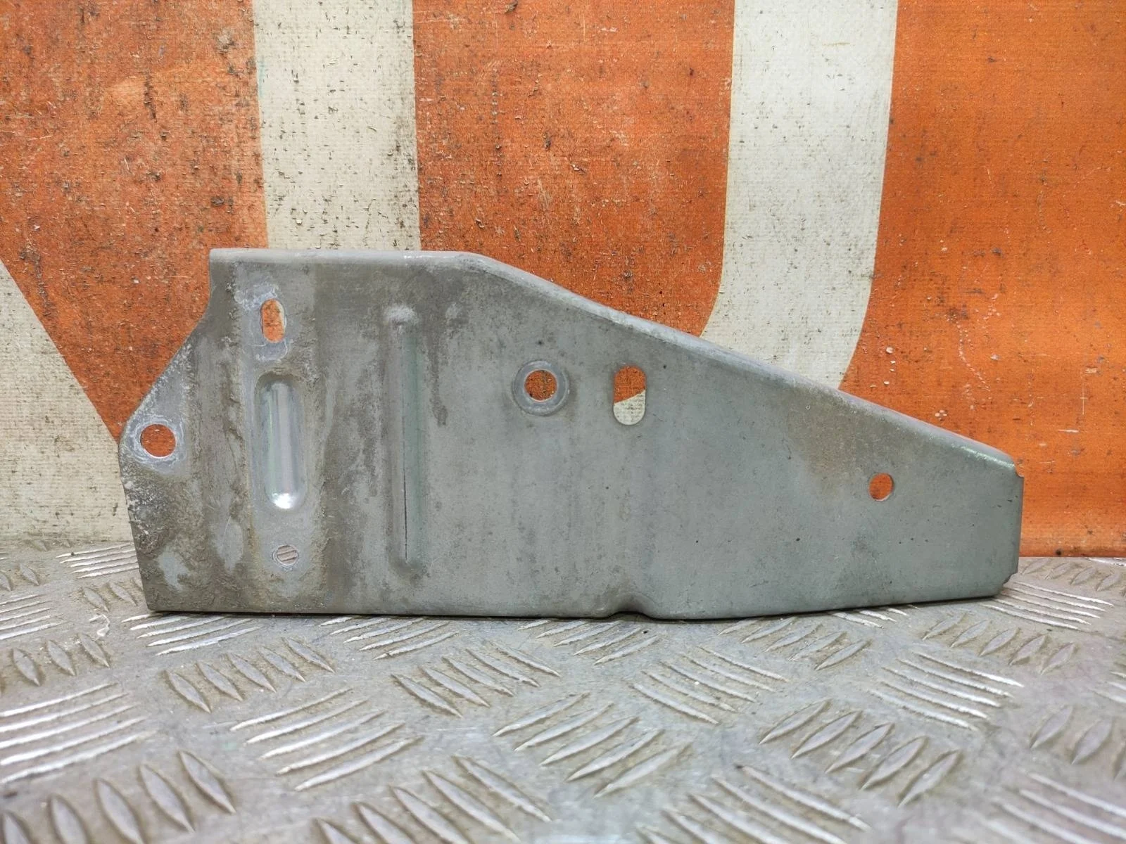 Кронштейн усилителя бампера верхний Mitsubishi OUTLANDER 2012-нв 3