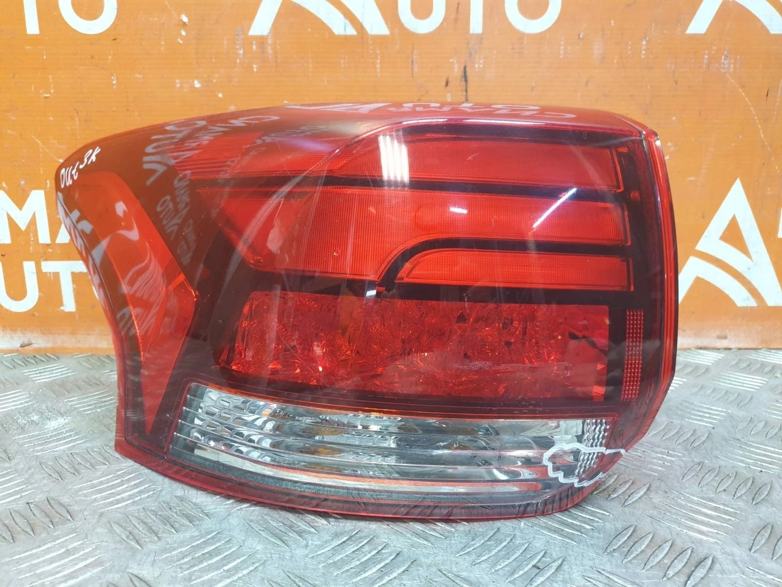 Фонарь внешний Mitsubishi Outlander 2015-нв 3