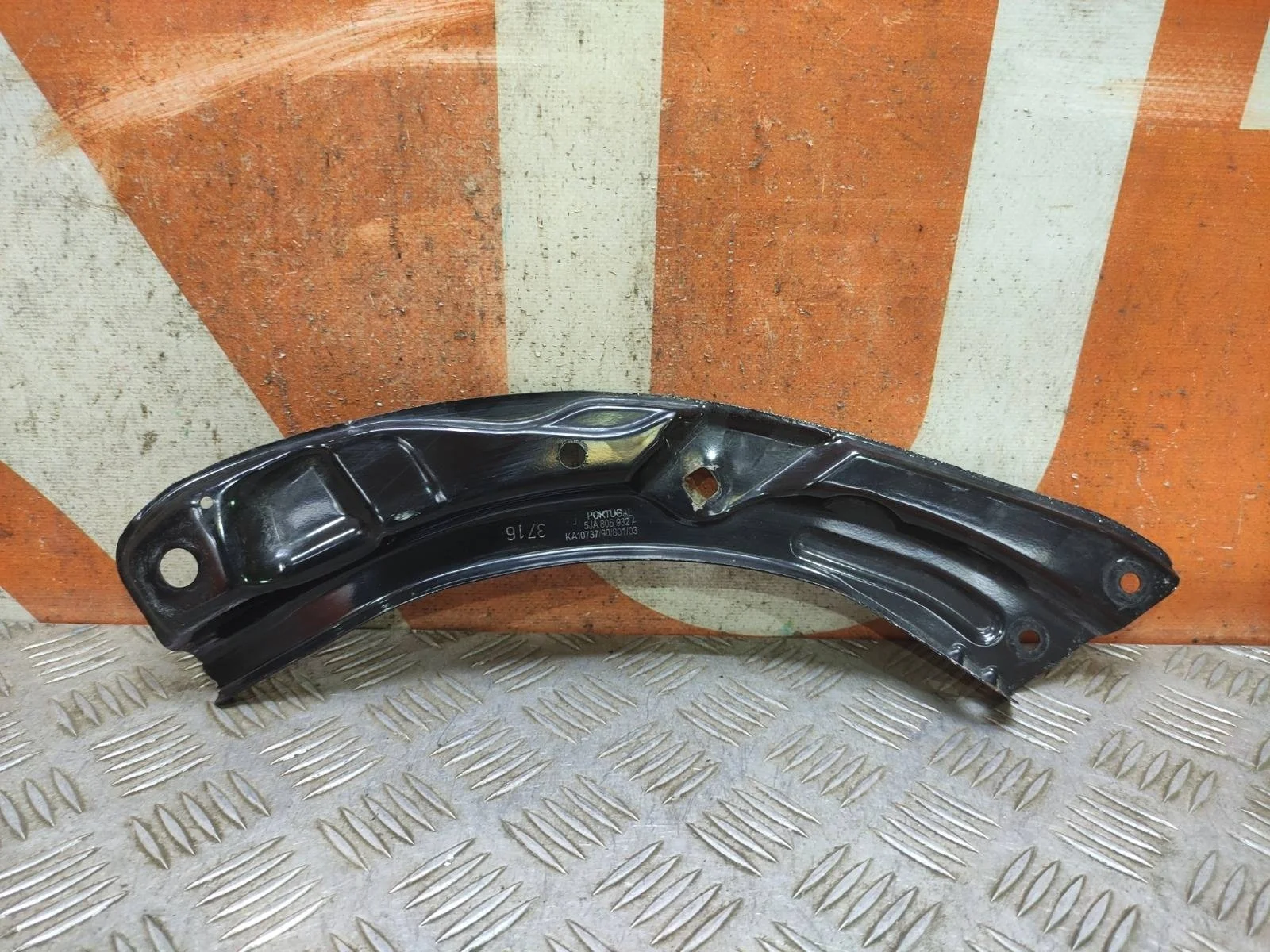 Кронштейн панели Skoda Rapid 2014-2020