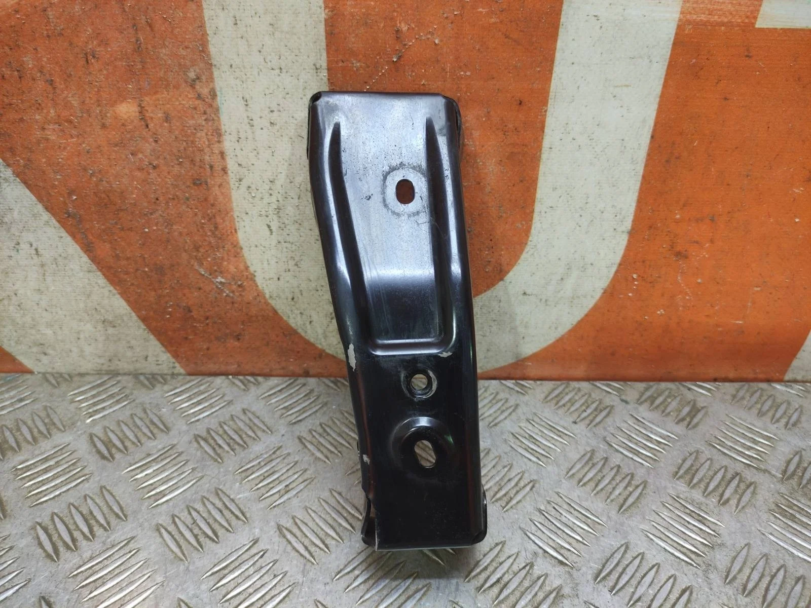 Кронштейн усилителя бампера Mitsubishi Pajero Sport 2015-2021 3