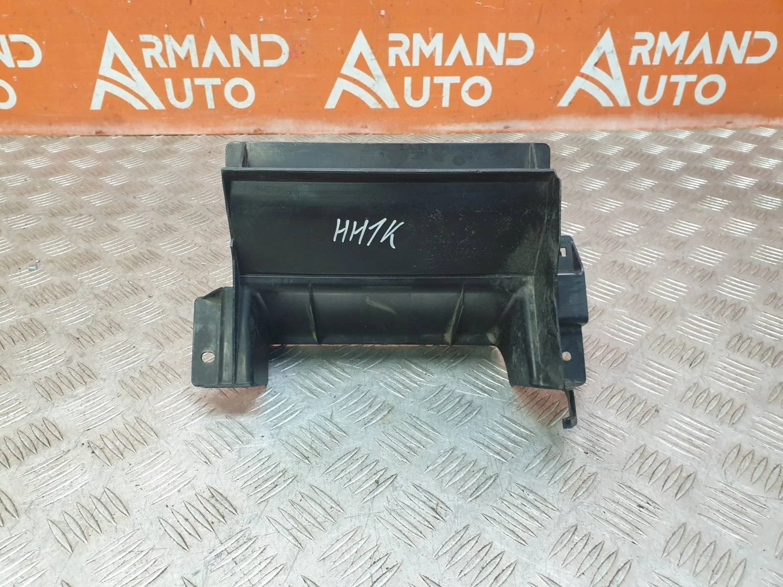 Кронштейн решетки радиатора Mitsubishi Outlander 2014-нв 3