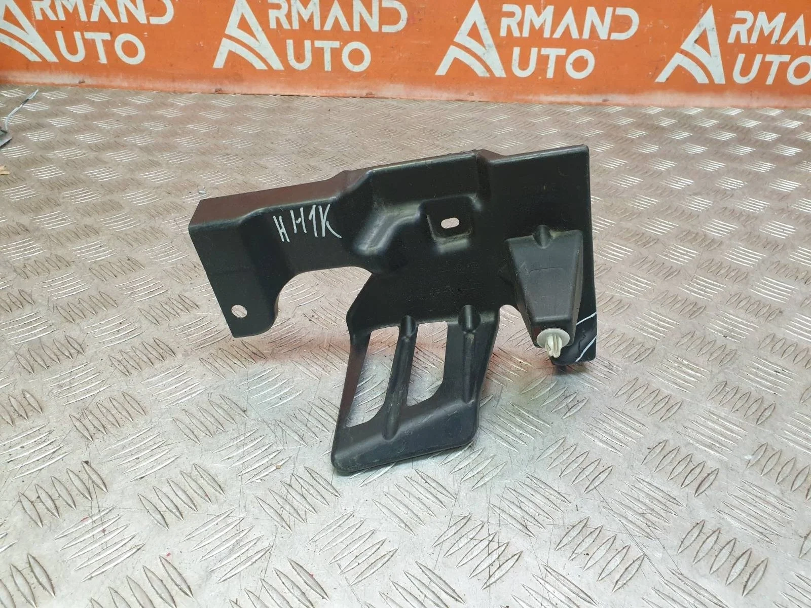 Кронштейн решетки радиатора верхний Mitsubishi Outlander 2012-нв 3