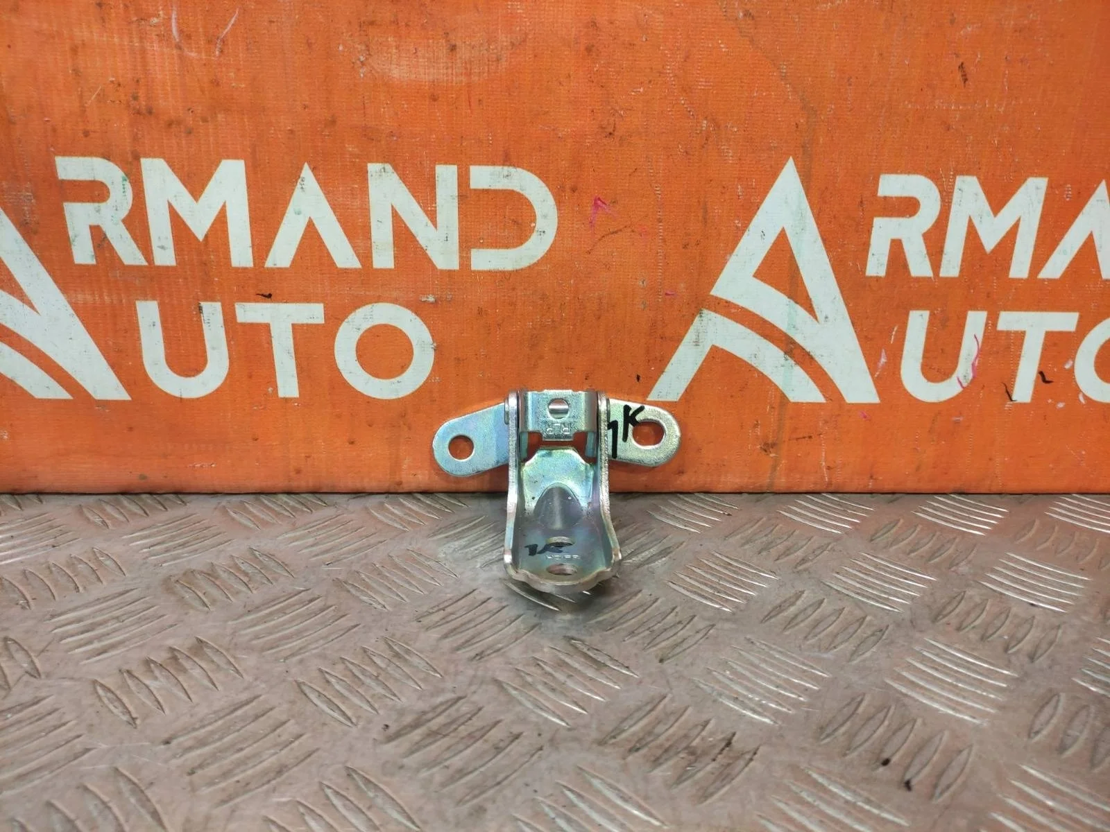 Петля двери нижняя KIA Rio 2017-нв 4 FB