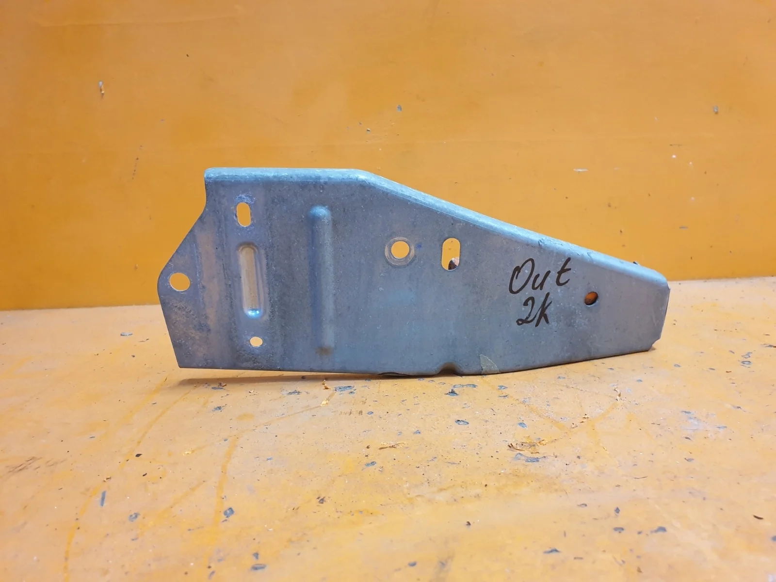 Кронштейн усилителя бампера верхний Mitsubishi OUTLANDER 2012-нв 3