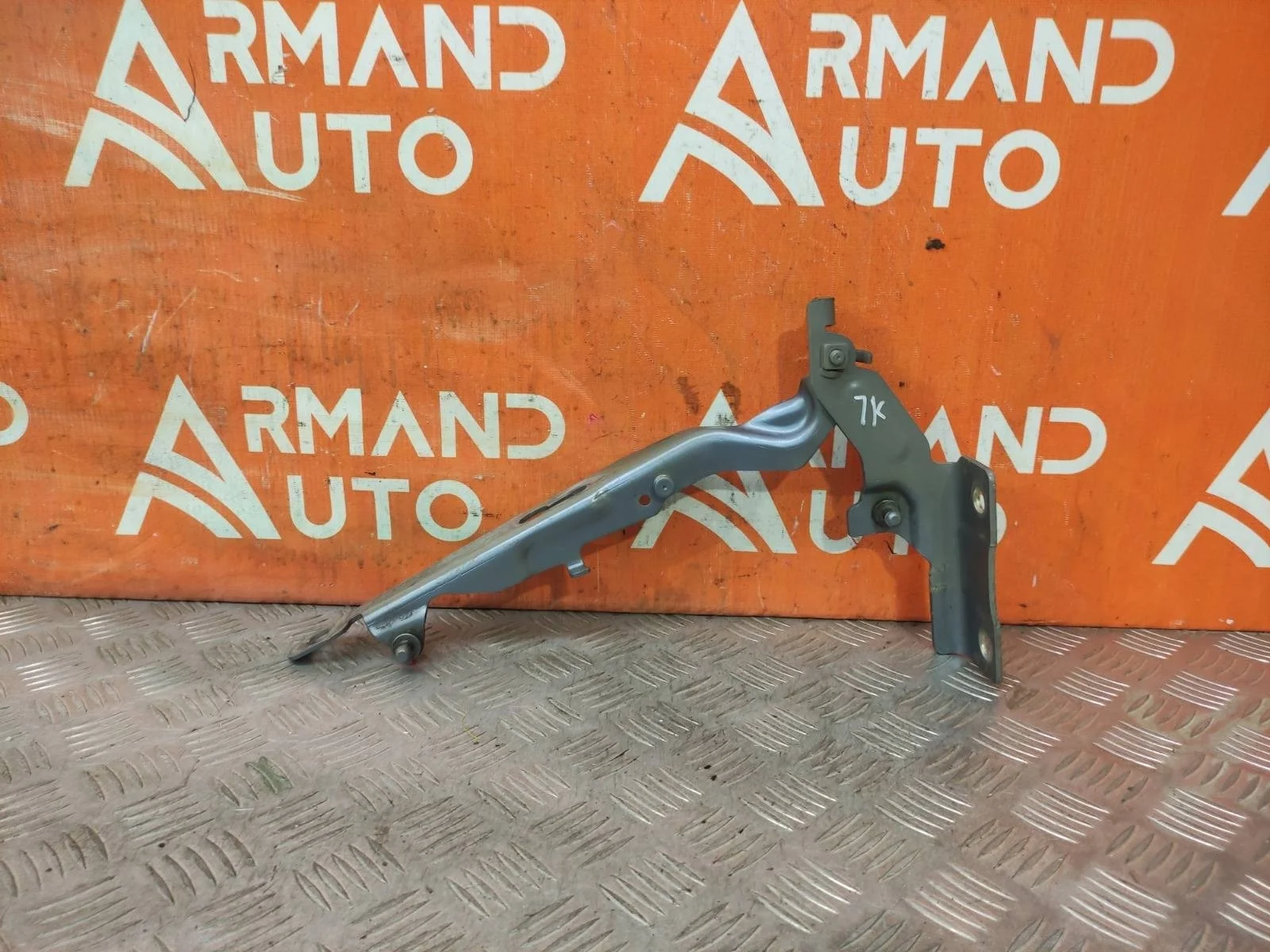 Петля капота Volvo V60 2010-2018