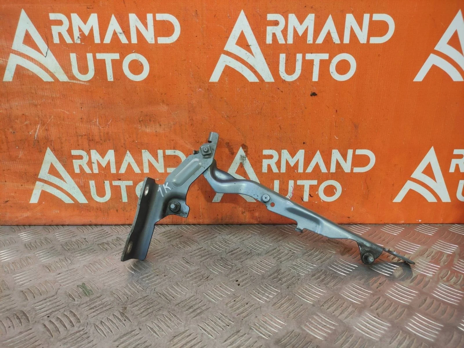 Петля капота Volvo V60 2010-2018