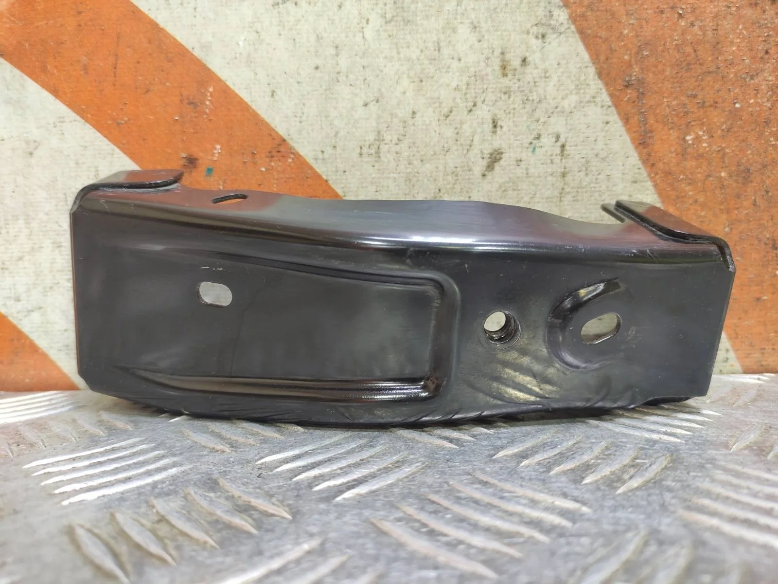 Кронштейн усилителя бампера MItsubishi Pajero Sport 2015-2021 3