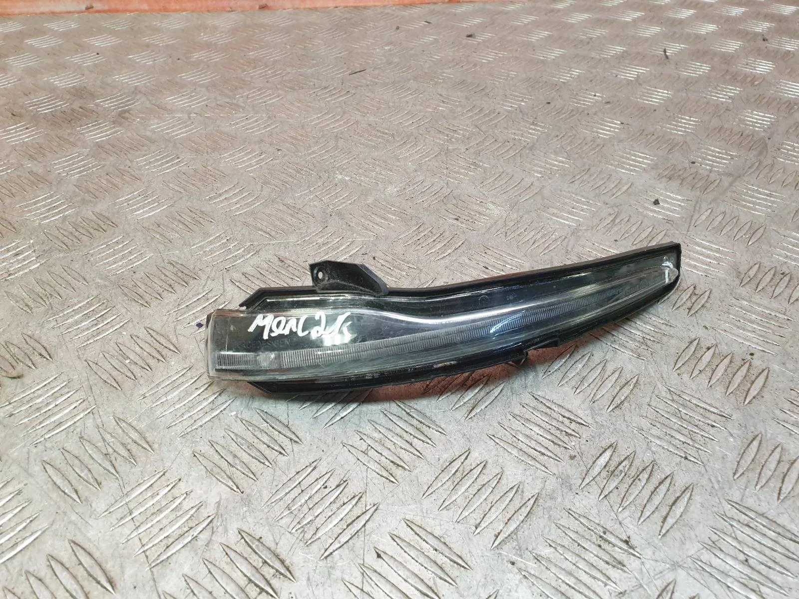 Повторитель поворота на зеркале Mercedes -Class 2014-2021 W205