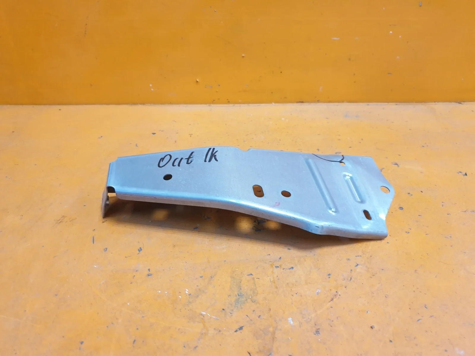 Кронштейн усилителя бампера верхний Mitsubishi Outlander 2012-нв 3