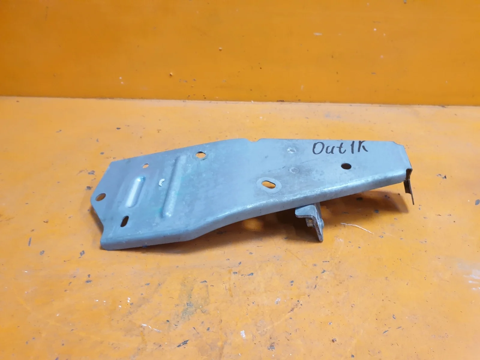 Кронштейн усилителя бампера верхний MItsubishi Outlander 2012-нв 3