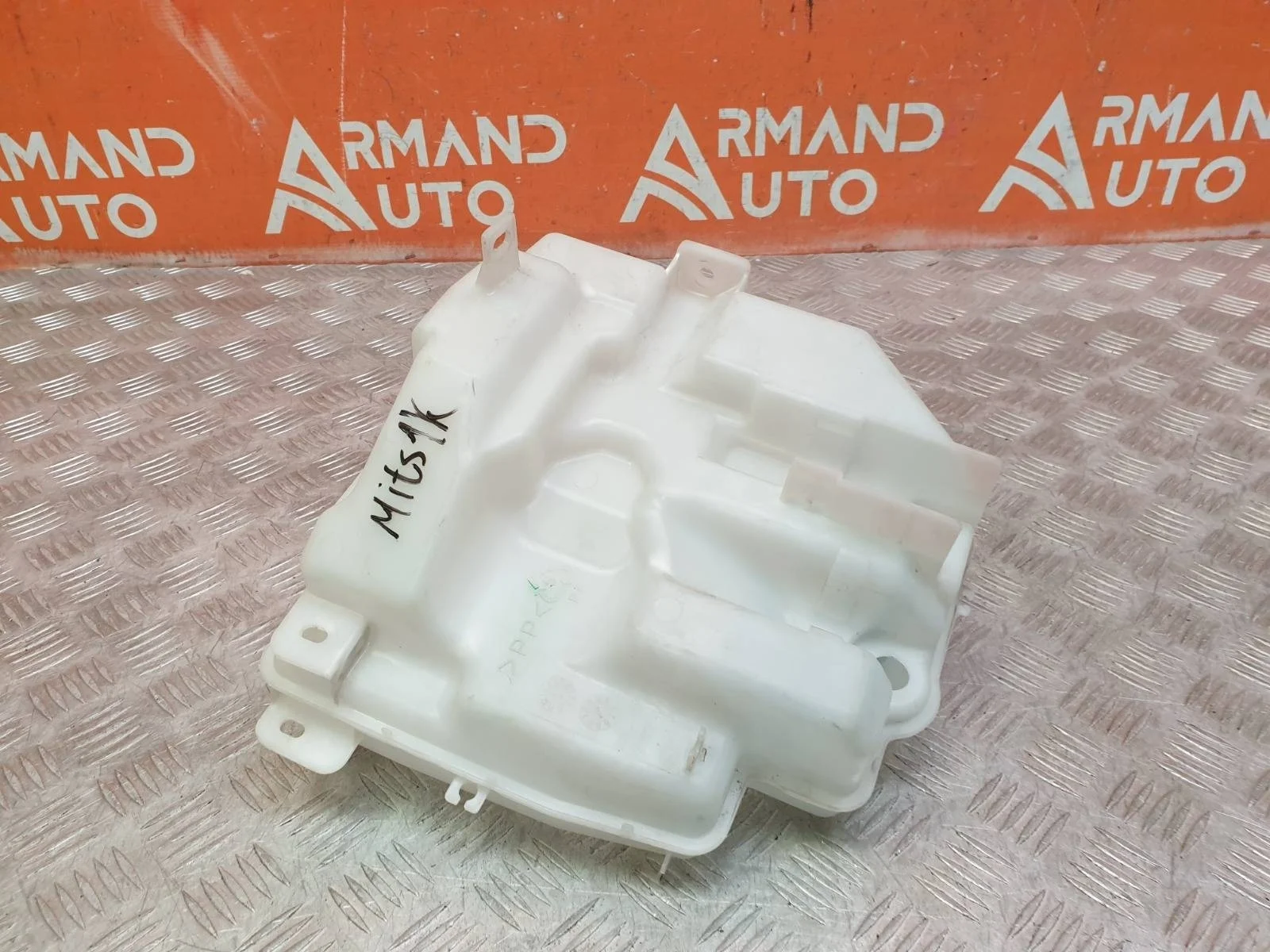 Бачок стеклоомывателя Mitsubishi Outlander 2012-2015 3