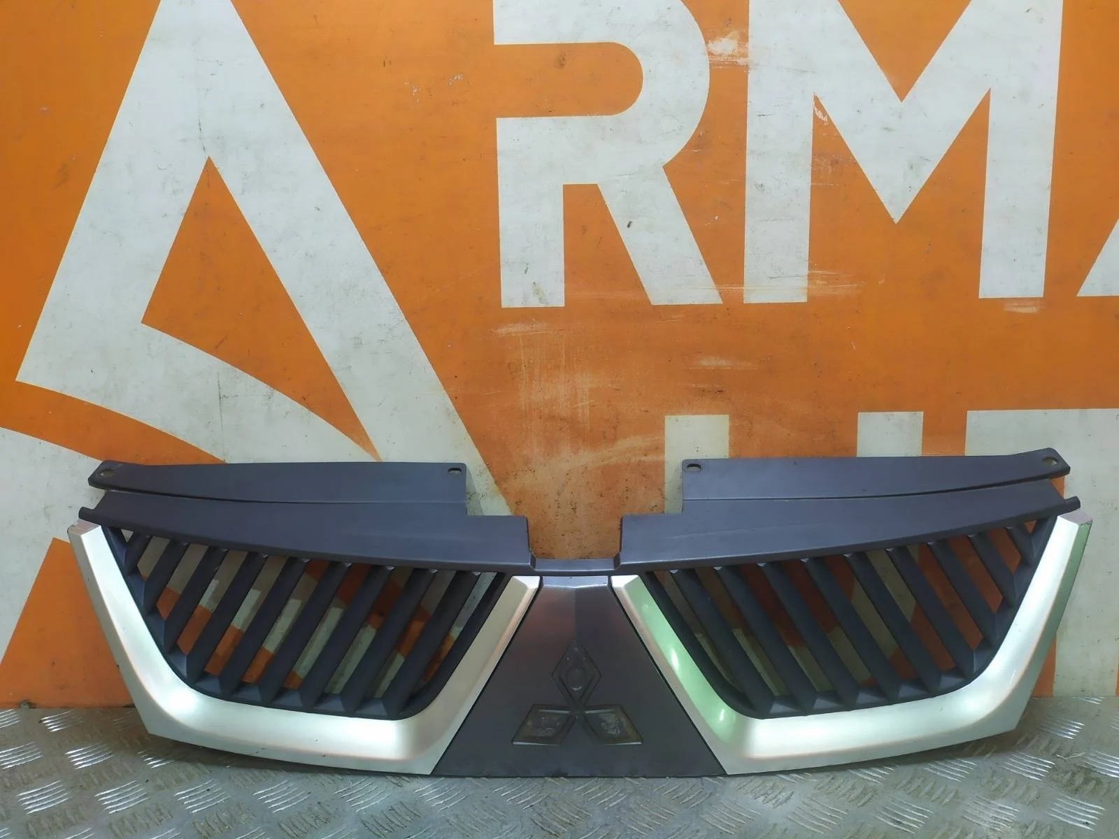 Решетка радиатора Mitsubishi Outlander 2005-2009 XL