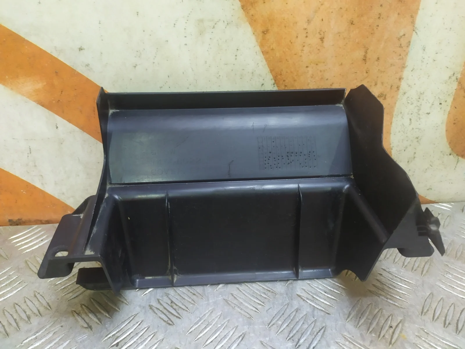 Кронштейн решетки радиатора Mitsubishi Outlander 2014-нв 3