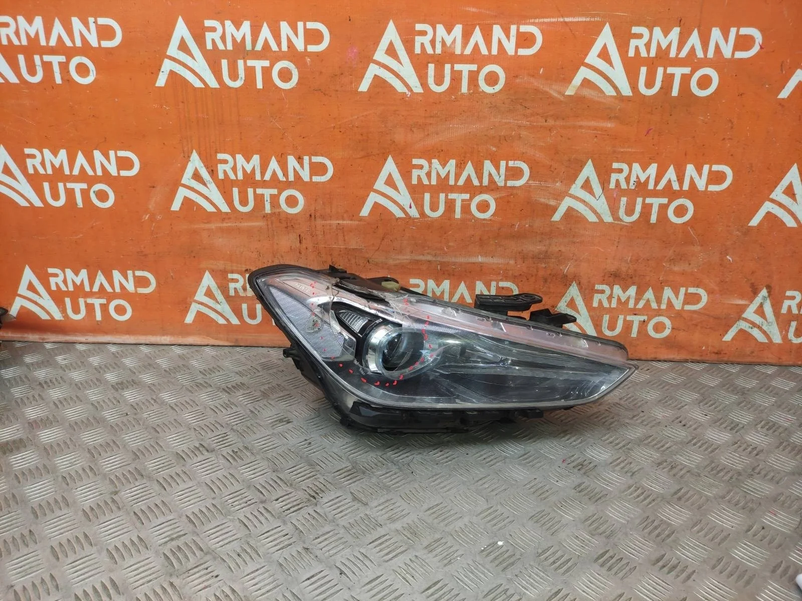 Фара GENESIS G70 2017-нв