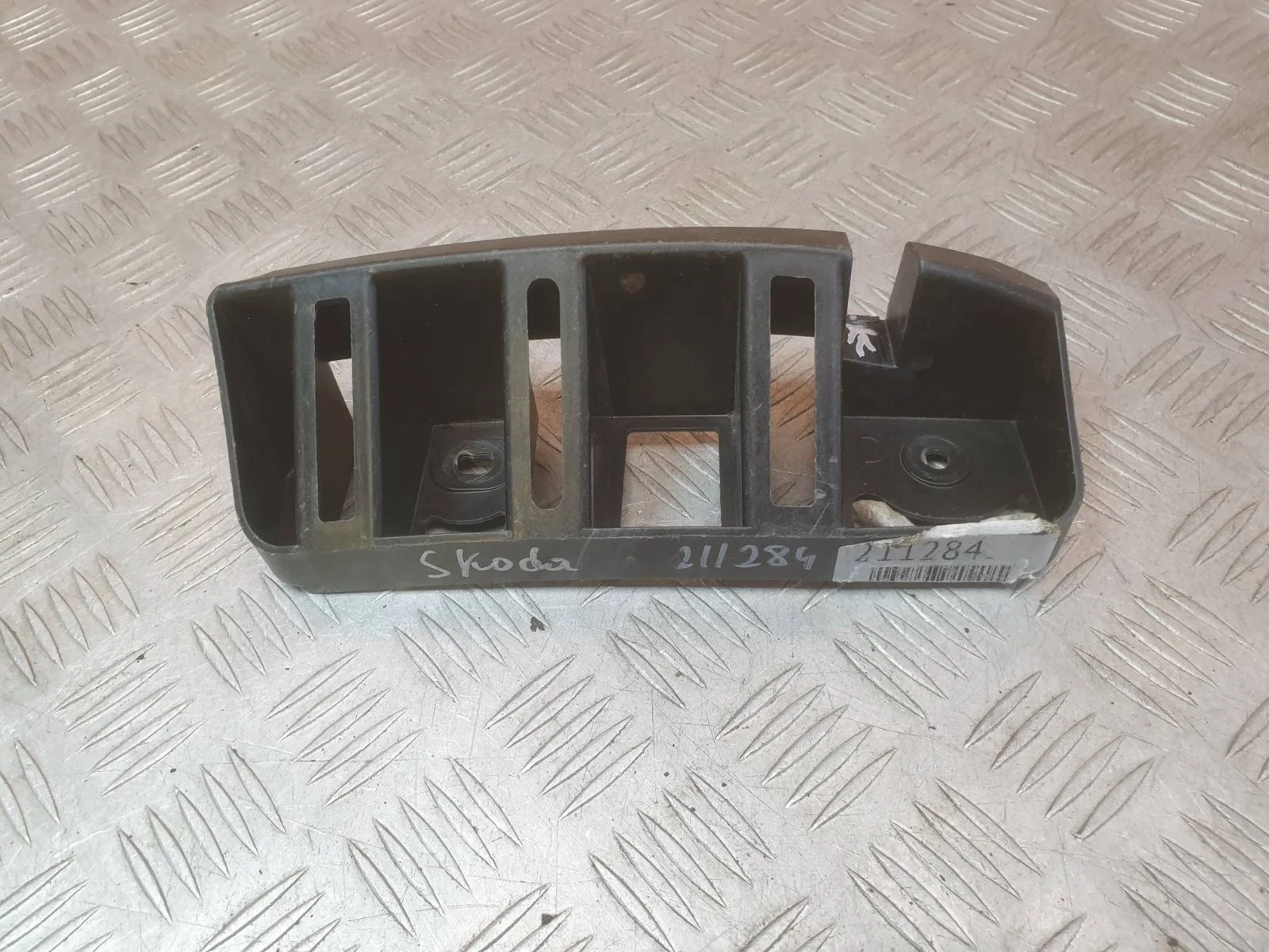 Кронштейн бампера Skoda Rapid 2014-2020