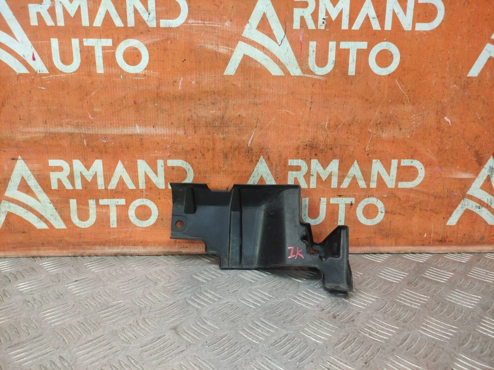 Кронштейн решетки радиатора верхний Mitsubishi Outlander 2012-нв 3