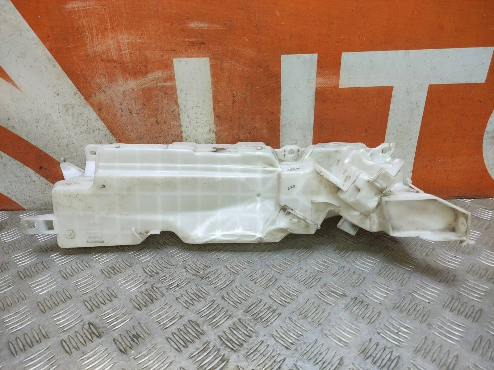 Бачок стеклоомывателя TOYOTA Land Cruiser 2015-2021 200