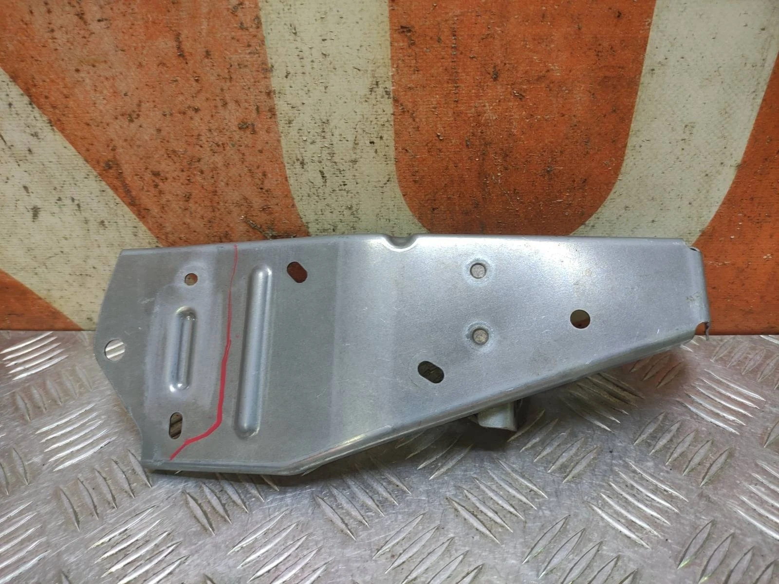 Кронштейн усилителя бампера верхний Mitsubishi Outlander 2012-нв 3