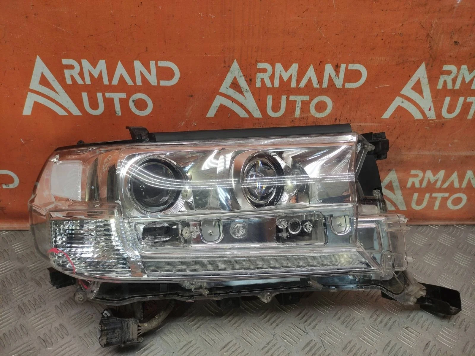 Фара TOYOTA Land Cruiser 2015-2021 200