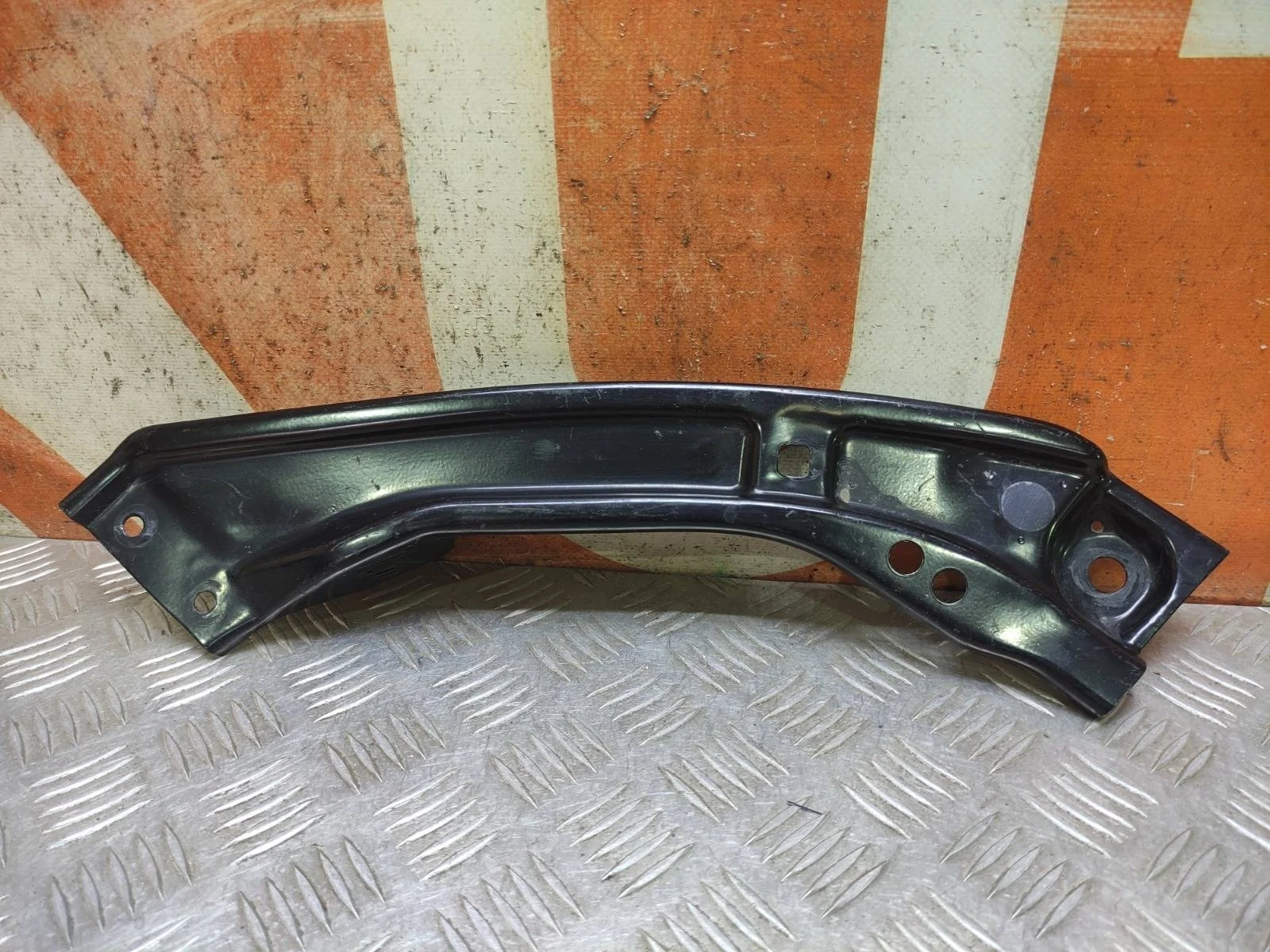 Кронштейн панели Skoda Rapid 2020-нв