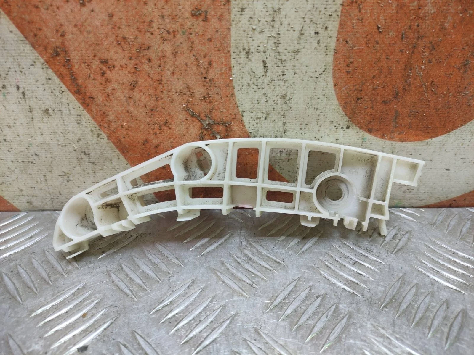 Кронштейн бампера Mitsubishi Outlander 2015-нв 3