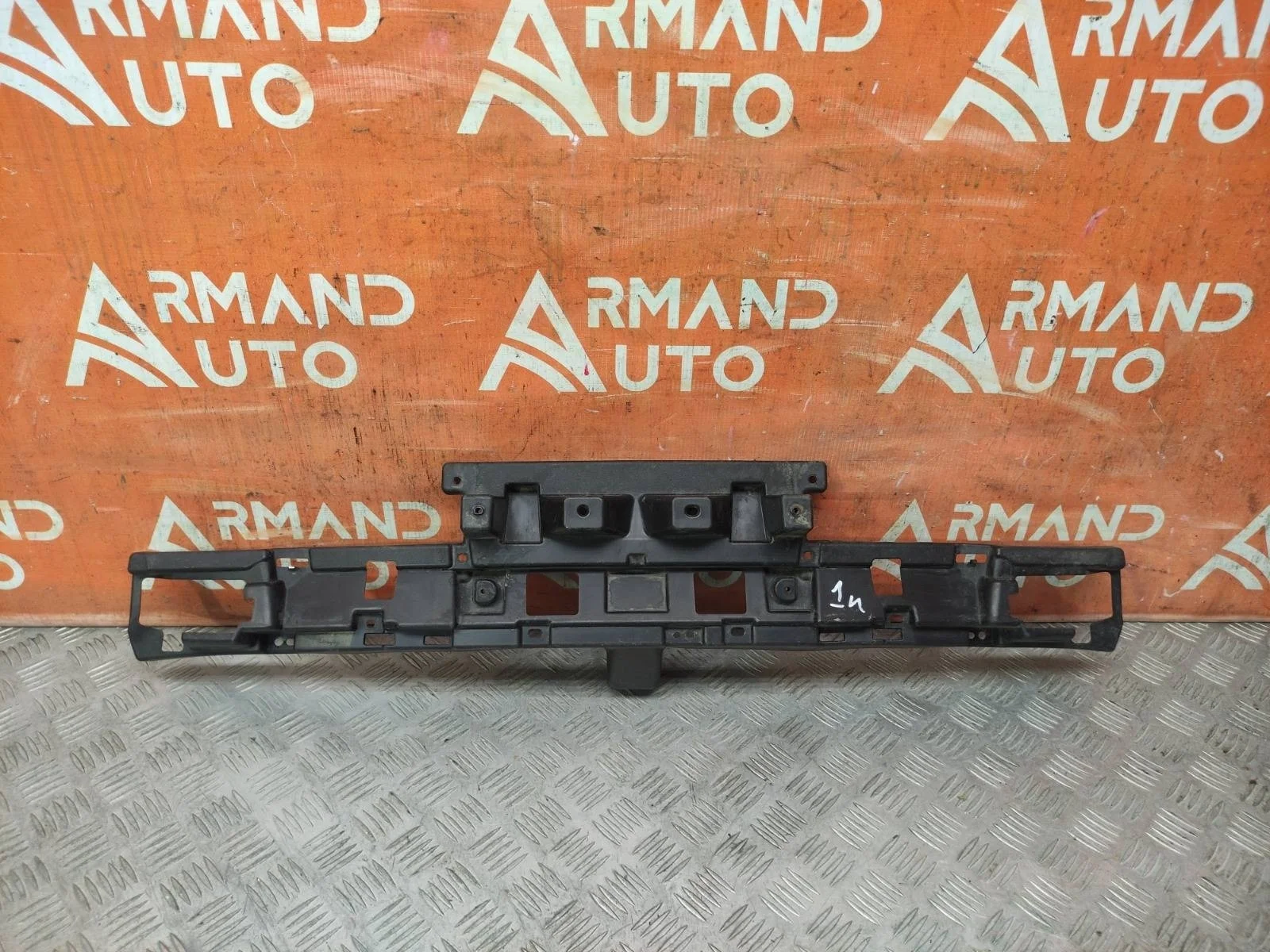 Кронштейн решетки радиатора нижний LEXUS LX 2015-2023 URJ200