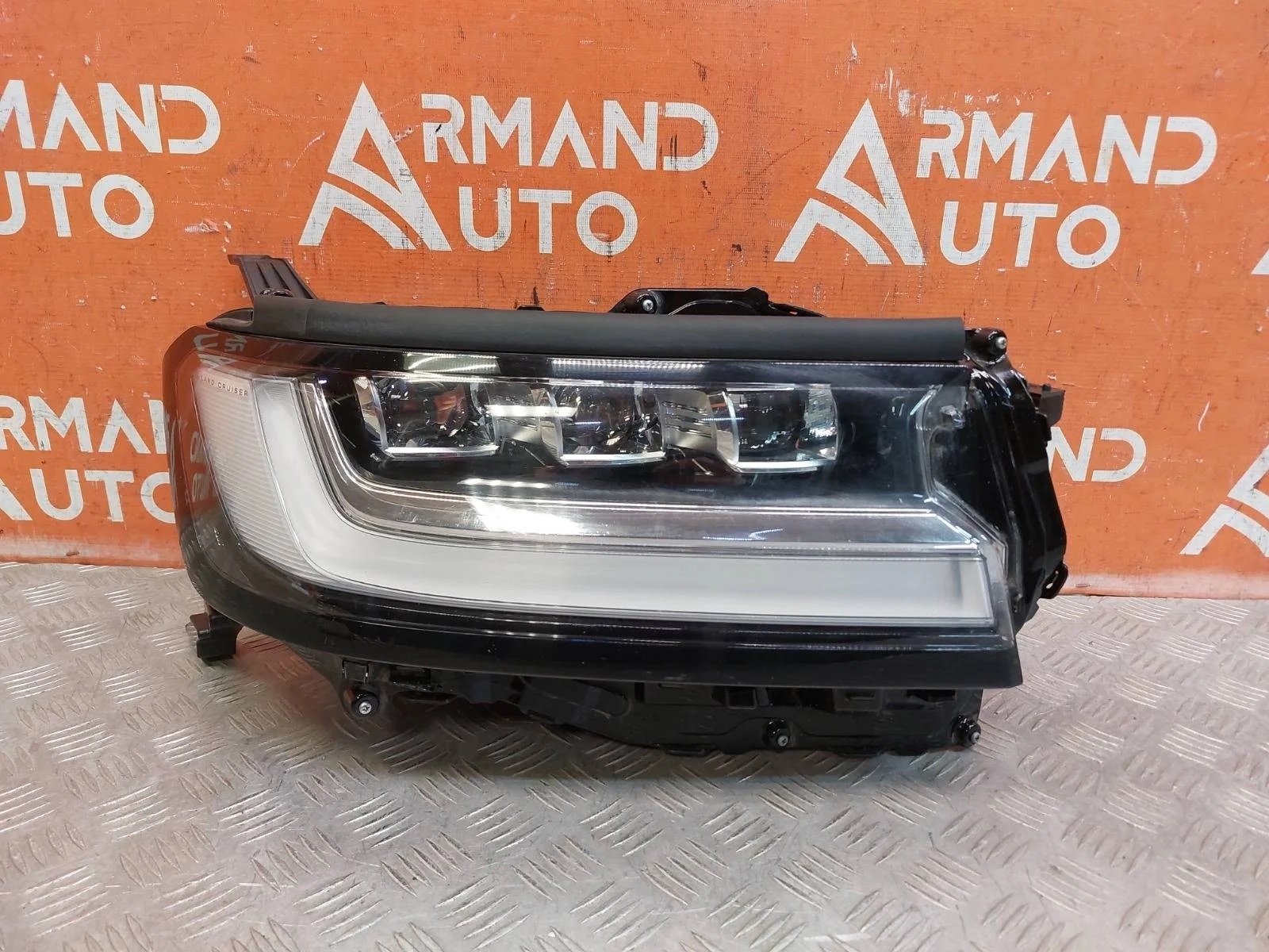 Фара Toyota Land Cruiser 2021-нв 300