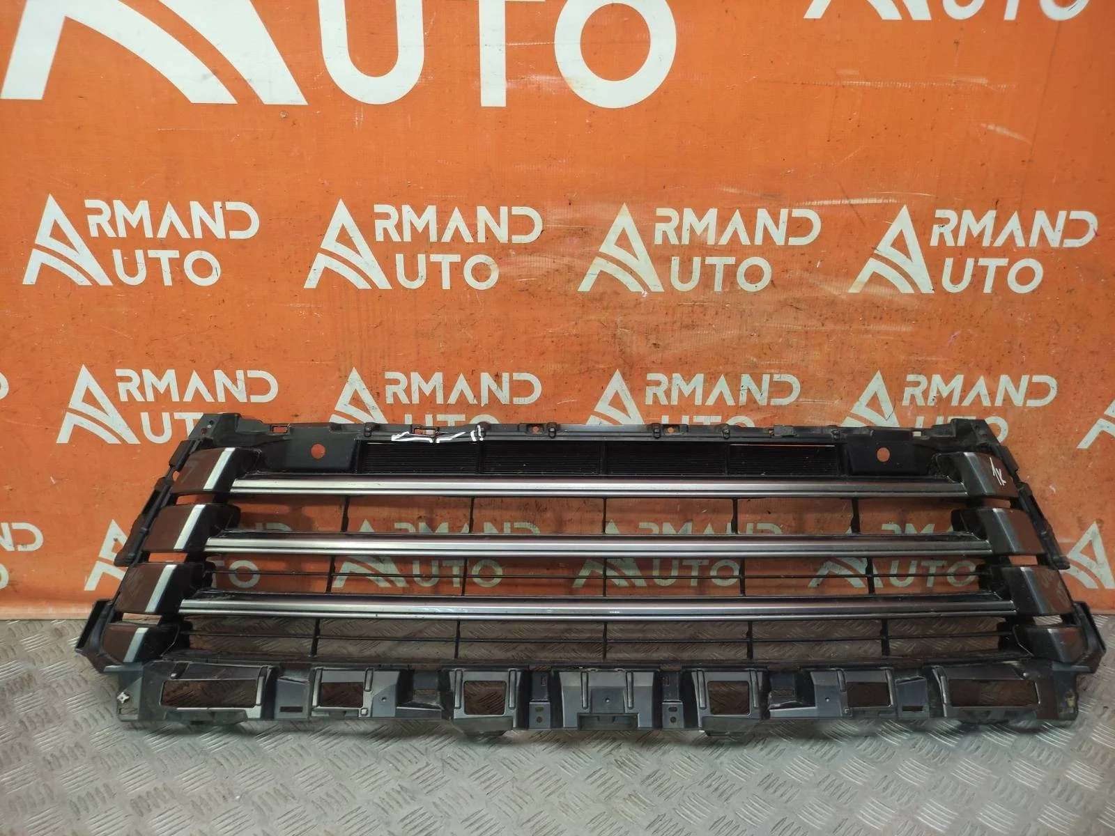 Решетка радиатора нижняя LEXUS LX 2015-2023 URJ200