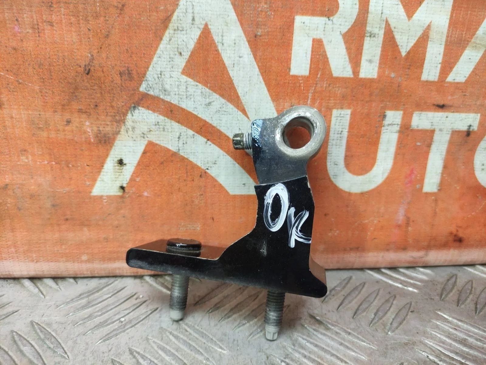 Петля двери верхняя Mercedes -Class 2014-2021 W205