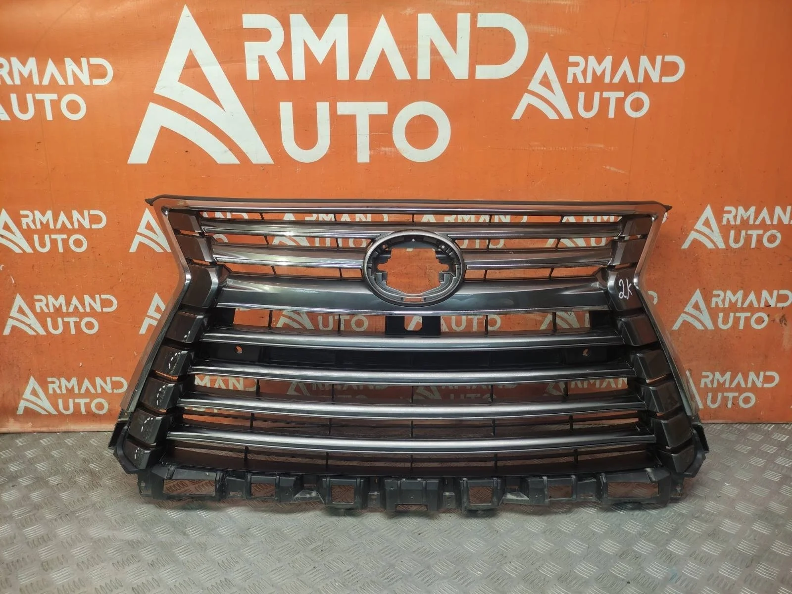 Решетка радиатора LEXUS LX 2015-2023 URJ200