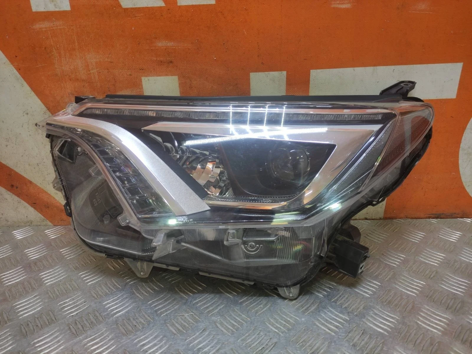 Фара Toyota RAV4 2015-2019 CA40